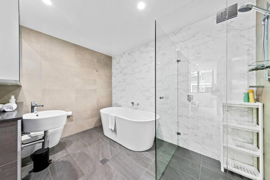 Four Bedroom Apartment With Facilities In Olympic Park Сидни Екстериор снимка